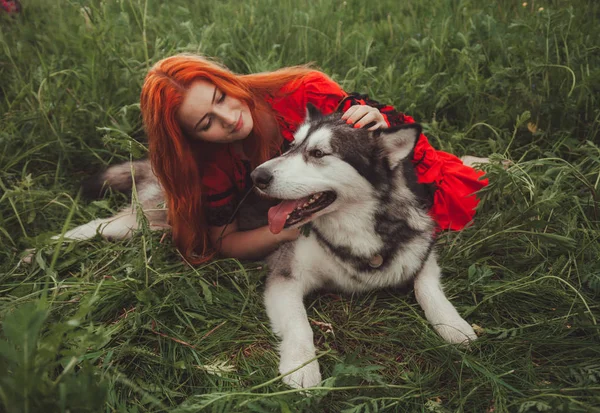 Menina com grande cão cinza no fundo da natureza na hora de verão. Estilo de vida foto . — Fotografia de Stock