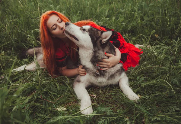 Дівчина з великим сірим собакою на фоні природи в літній час. Фотографія стилю життя . — стокове фото