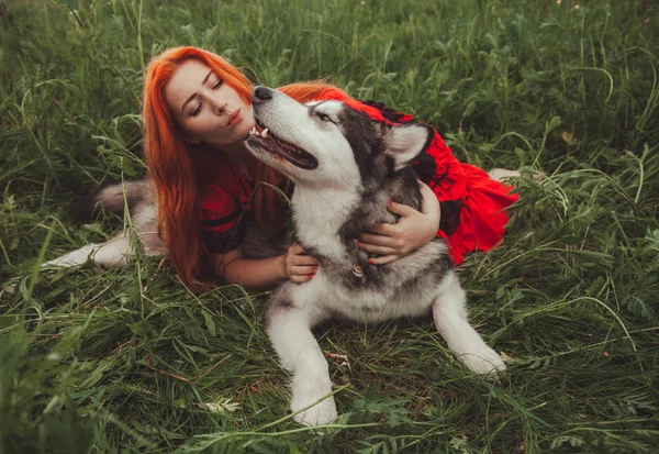 Κορίτσι με μεγάλο γκρίζο σκυλί στο φόντο της φύσης τη θερινή ώρα. Lifestyle φωτογραφία. — Φωτογραφία Αρχείου