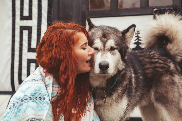 Dívku se svým psem Malamute blízko domova daleko od civilizace v lese — Stock fotografie