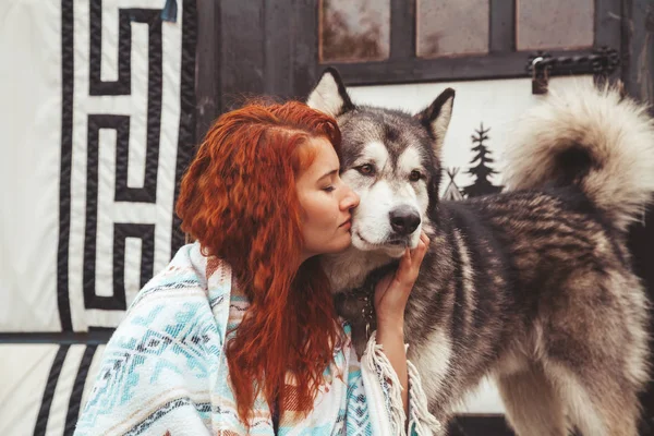 Dívku se svým psem Malamute blízko domova daleko od civilizace v lese — Stock fotografie