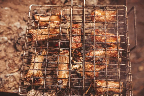 Izgara ızgara üzerinde et kızartma. Barbekü ve doğada yemek pişirme — Stok fotoğraf