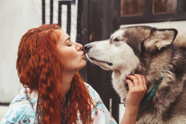 Dívku se svým psem Malamute blízko domova daleko od civilizace v lese — Stock fotografie