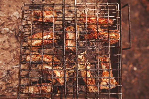 Izgara ızgara üzerinde et kızartma. Barbekü ve doğada yemek pişirme — Stok fotoğraf