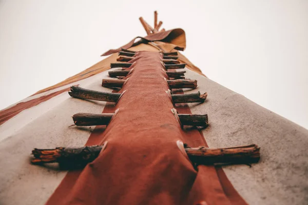 Tee pee maison indienne avec des branches sur tissu gros plan — Photo