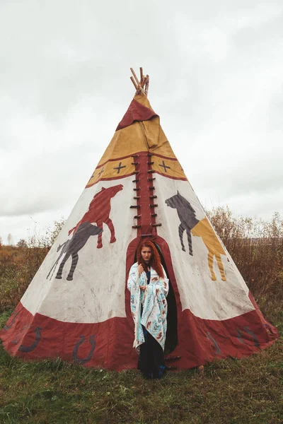 Κοκκινομάλλα μοντέρνα κορίτσι κοντά στο κατασκήνωση ιθαγενών Αμερικάνων — Φωτογραφία Αρχείου