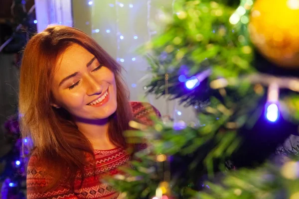 Feliz joven pelirroja chica en el patio trasero de Navidad nevado — Foto de Stock