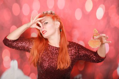 Kadın ucuz parfüm kötü koku hissi ve nefret ediyor