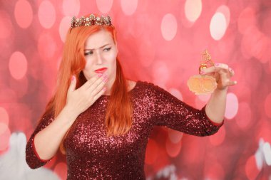 Kadın ucuz parfüm kötü koku hissi ve nefret ediyor