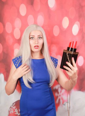 moda büyük ruj çantası ile mavi elbise güzel sarışın