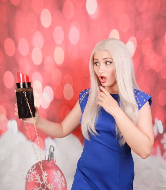 moda büyük ruj çantası ile mavi elbise güzel sarışın