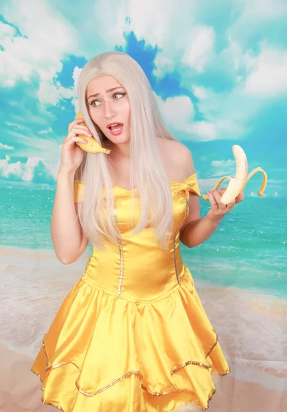 Mavi Arka Plan Üzerinde Banana Telefon ile Funny Sad Mutsuz Kız. — Stok fotoğraf