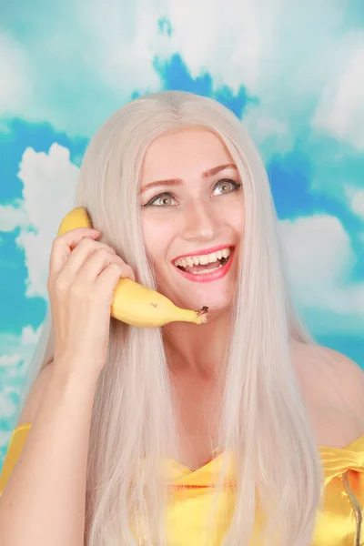 Портрет веселой веселой игривой леди, держащей банан, как телефон — стоковое фото