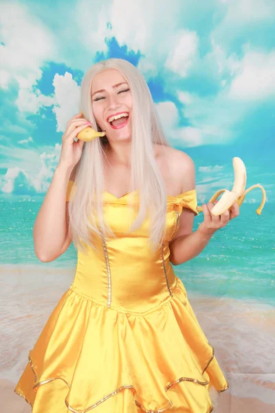 전화처럼 바나나를 들고 쾌활한 펑키 장난 아가씨의 초상화 — 스톡 사진