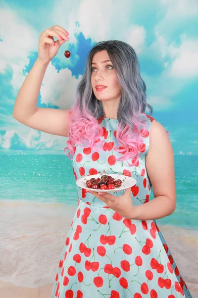 Alimentação saudável, dieta, comida vegetariana e conceito de pessoas close-up de mulher segurando bagas cereja — Fotografia de Stock