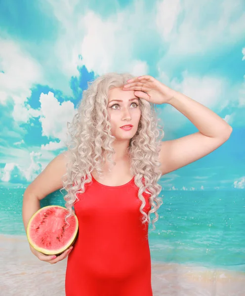 Hermosa mujer joven con sandía para comer en temporada de verano en la hermosa playa — Foto de Stock