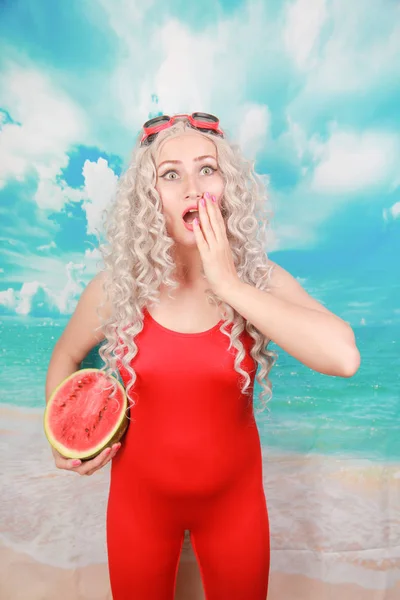 Όμορφη νεαρή γυναίκα με καρπούζι για φαγητό την καλοκαιρινή σεζόν στην όμορφη παραλία — Φωτογραφία Αρχείου