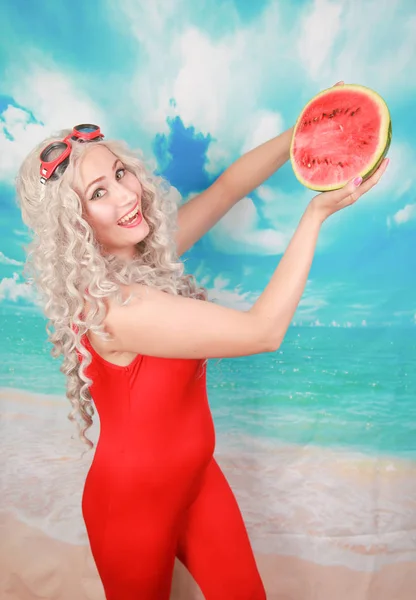 Hermosa mujer joven con sandía para comer en temporada de verano en la hermosa playa — Foto de Stock