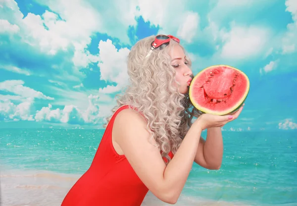 Hermosa mujer joven con sandía para comer en temporada de verano en la hermosa playa — Foto de Stock