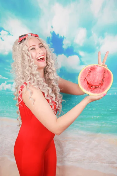 Όμορφη νεαρή γυναίκα με καρπούζι για φαγητό την καλοκαιρινή σεζόν στην όμορφη παραλία — Φωτογραφία Αρχείου