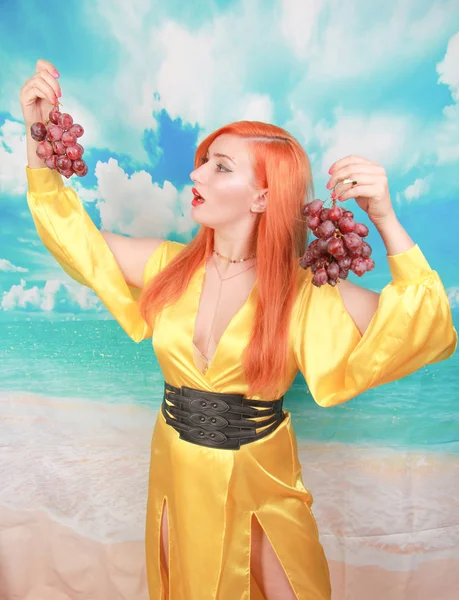 Taze hasat siyah üzüm ile Pretty parlak kız.