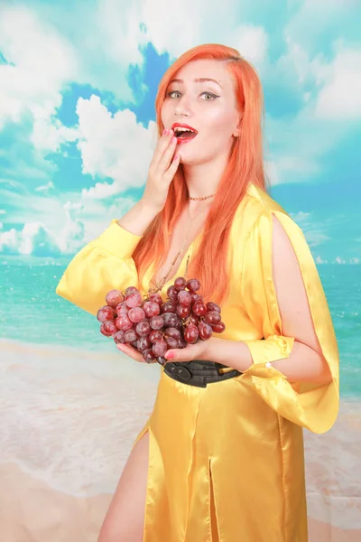 Menina muito brilhante com uvas pretas recém-colhidas . — Fotografia de Stock