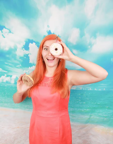 Close up retrato de uma menina bonita satisfeito comer donuts sobre fundo azul — Fotografia de Stock