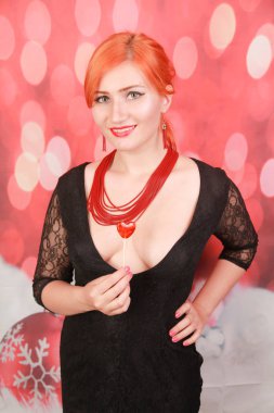 Sürpriz seksi kız lolipop yeme. Kalp şekli kırmızı tatlı ile Güzellik Glamour Model kadın.