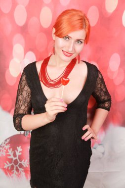 Sürpriz seksi kız lolipop yeme. Kalp şekli kırmızı tatlı ile Güzellik Glamour Model kadın.