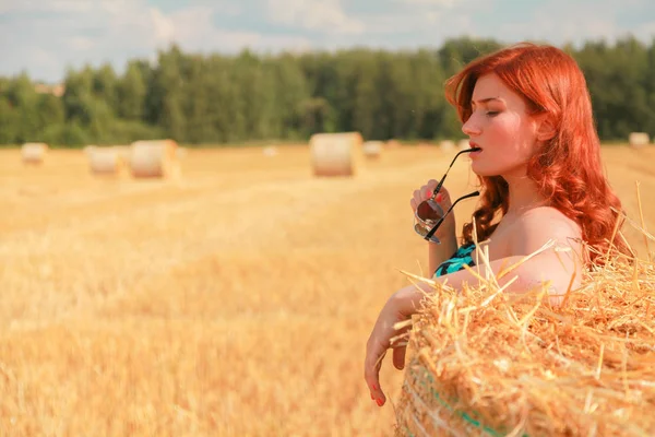 Femme dans le paysage de champ d'automne. Haystask roule sur le domaine de l'agriculture . — Photo