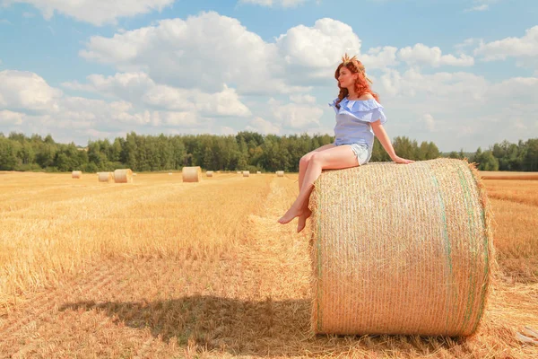 가을 필드 풍경에서 여자입니다. 농업 분야에 헤이즈 태스크 롤. — 스톡 사진