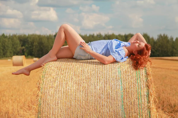 가을 필드 풍경에서 여자입니다. 농업 분야에 헤이즈 태스크 롤. — 스톡 사진