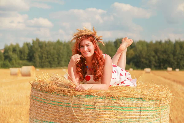 Vrouw in de herfst veld landschap. Haystask Rolls op landbouw veld. — Stockfoto