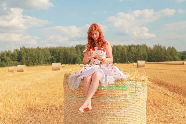 Žena na podzimní polní krajině. Haystask v oblasti zemědělství. — Stock fotografie