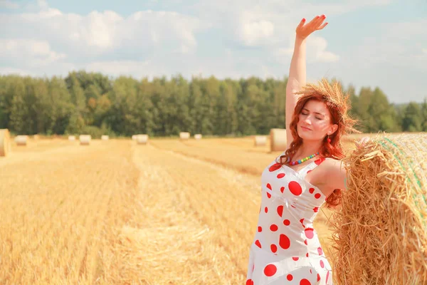 Žena na podzimní polní krajině. Haystask v oblasti zemědělství. — Stock fotografie