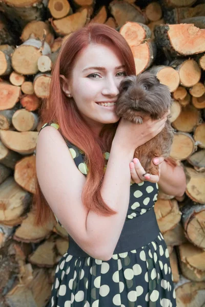 Caucasico ragazza con il suo amico Guinea Pig insieme — Foto Stock