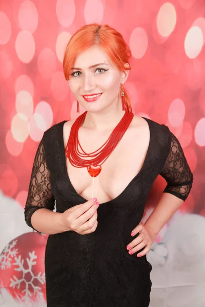 Menina sexy surpreso comer pirulito. Glamour beleza mulher modelo com forma de coração vermelho doce . — Fotografia de Stock