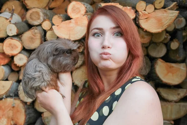 Caucasienne fille avec son ami Guinée Cochon ensemble — Photo