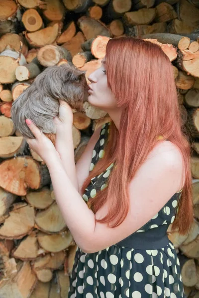 Kaukasische meisje met haar vriend cavia samen — Stockfoto