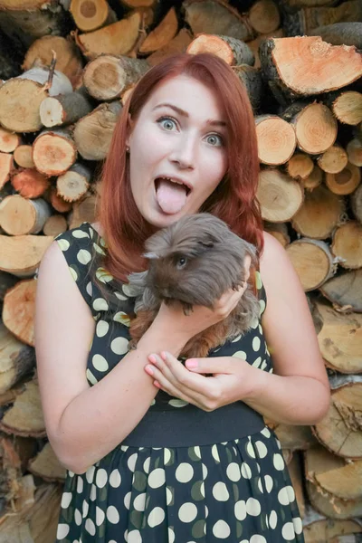 Caucasico ragazza con il suo amico Guinea Pig insieme — Foto Stock