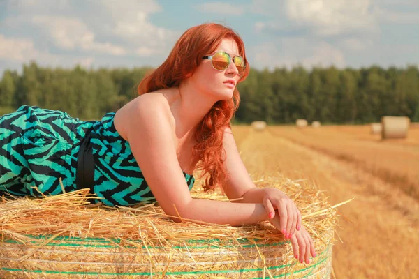 Žena na podzimní polní krajině. Haystask v oblasti zemědělství. — Stock fotografie