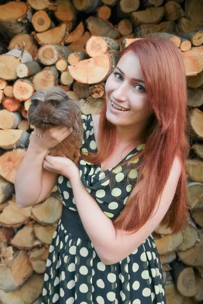 Caucasico ragazza con il suo amico Guinea Pig insieme — Foto Stock