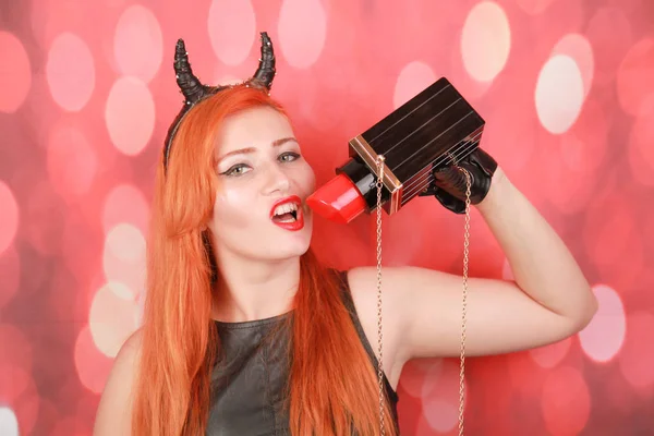 Shot van prachtige dame met verbazingwekkende grote Lipstick tas — Stockfoto