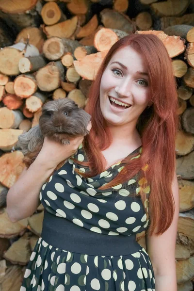 Caucasico ragazza con il suo amico Guinea Pig insieme — Foto Stock