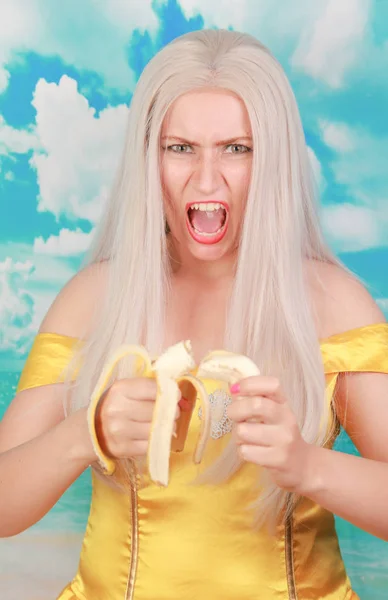 Fruits de banane fraîche jaune écrasé tenir dans les mains de la femme — Photo