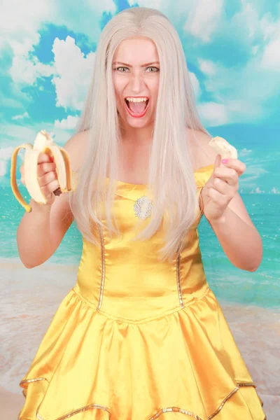 노란색 신선한 바나나 과일 여성의 손에 개최 추락 — 스톡 사진