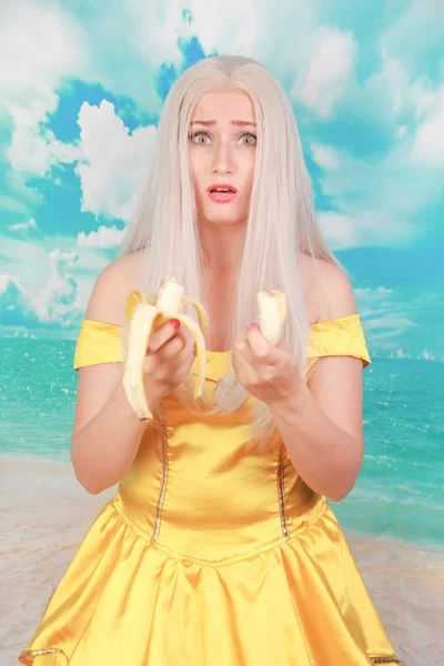 Κίτρινο φρέσκο μπανάνα φρούτα συνετρίβη σε γυναικεία χέρια — Φωτογραφία Αρχείου
