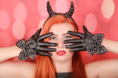 rock tarzında çivi ve yay ile kısa ince siyah deri eldiven ile romantik artı boyutu kız