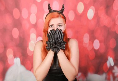 rock tarzında çivi ve yay ile kısa ince siyah deri eldiven ile romantik artı boyutu kız