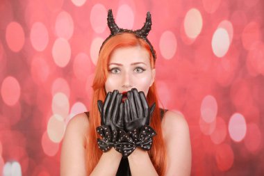 rock tarzında çivi ve yay ile kısa ince siyah deri eldiven ile romantik artı boyutu kız